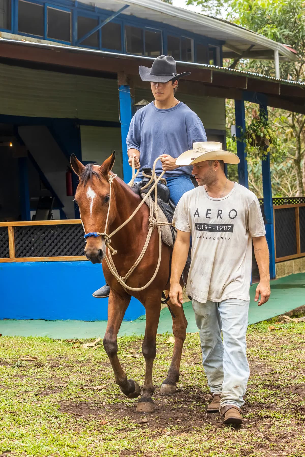 Farm guide accompanying the rider on horseback next to La Casona